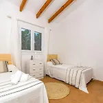 Ullastres فيلة